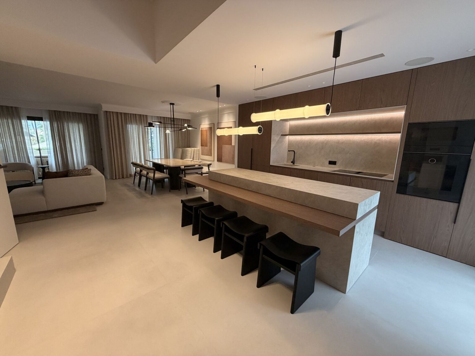 Salón, comedor y cocina con isla de una villa de lujo en Nueva Andalucía