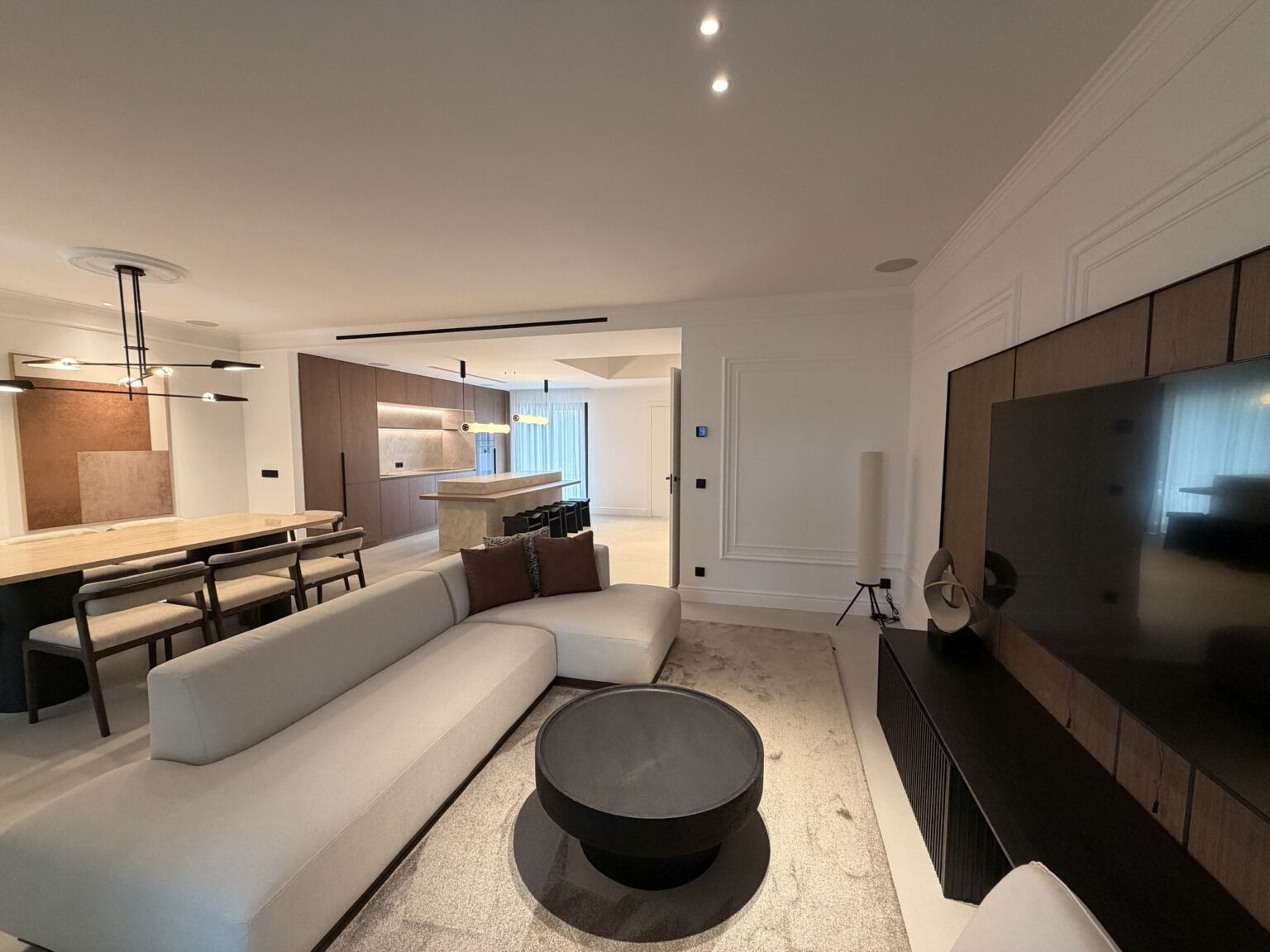 Salón con zona de estar y comedor de la villa reformada