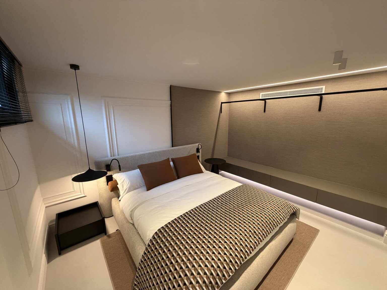 Dormitorio con iluminación LED integrada y cabecero de gran formato