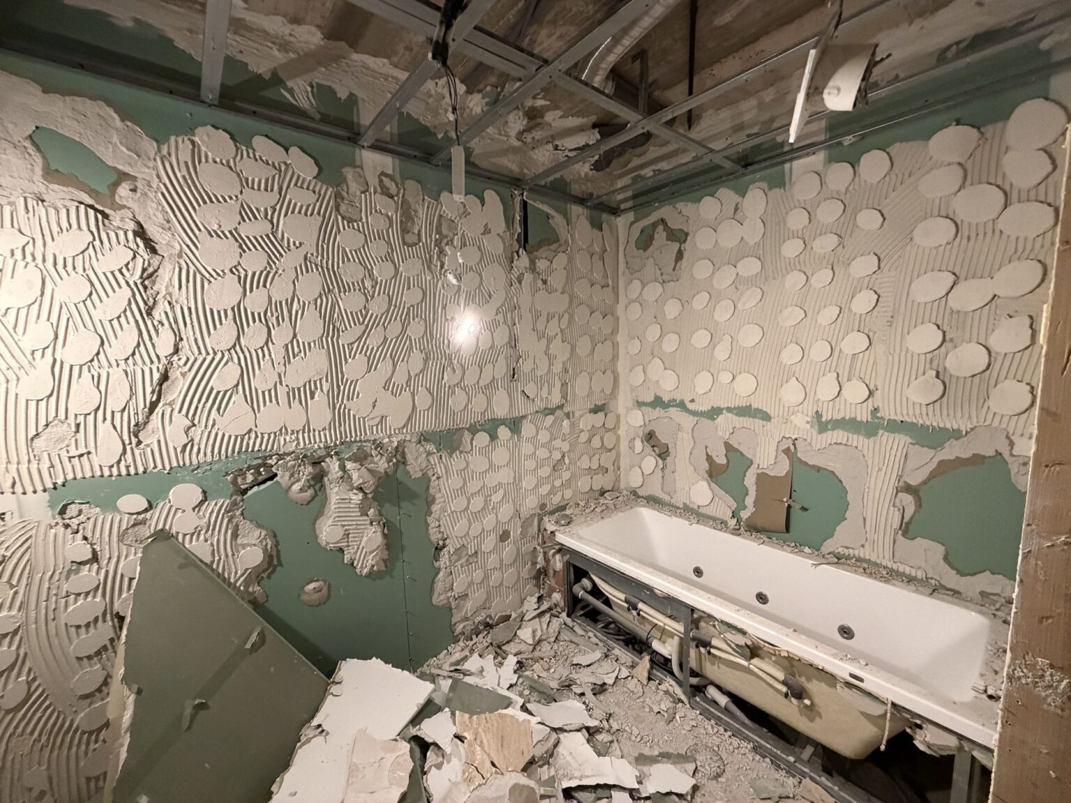 Baño en demolición con revestimientos retirados
