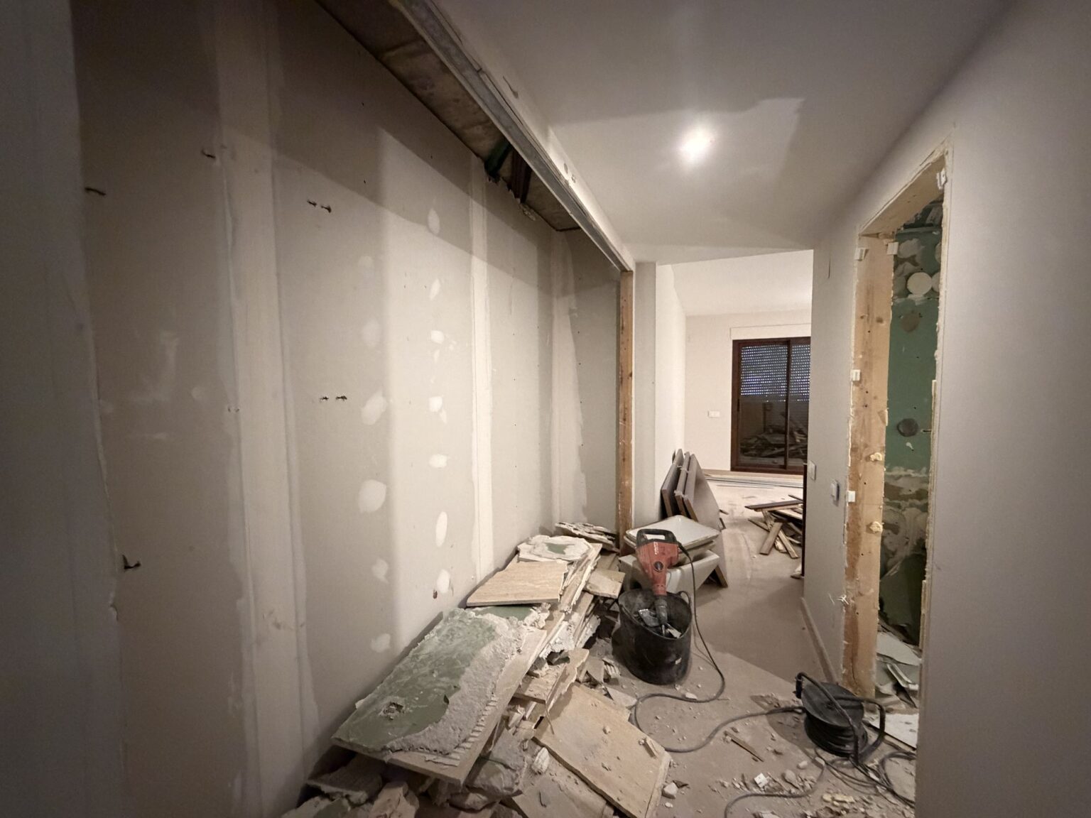 Pasillo con tabiques de pladur durante la obra