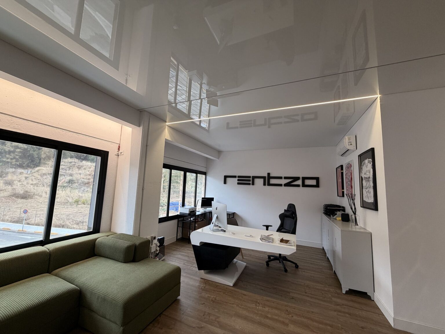 Oficina de Rentzo reformada con techo tensado blanco brillante