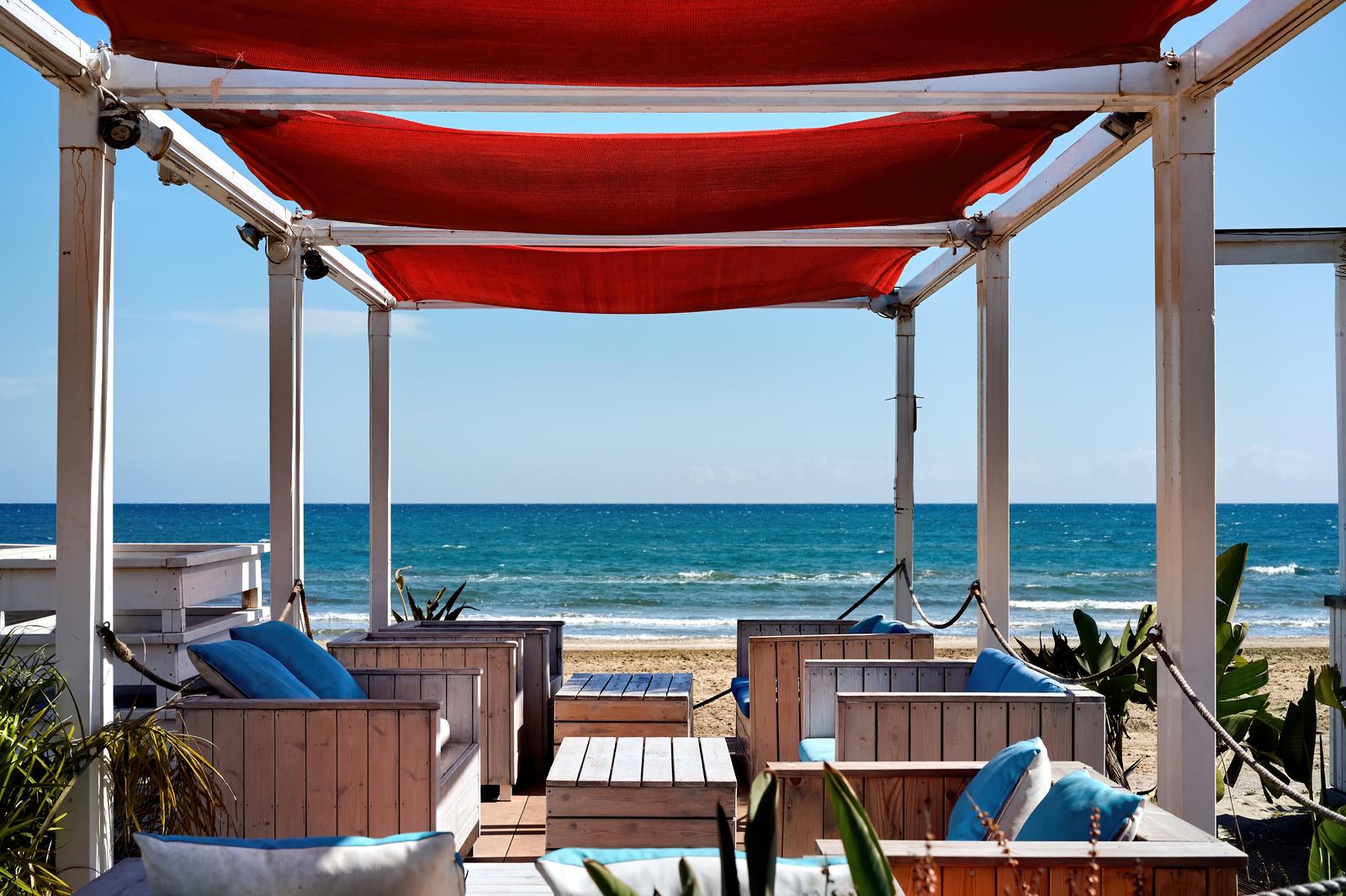 Toldo de tela sobre una terraza junto al mar