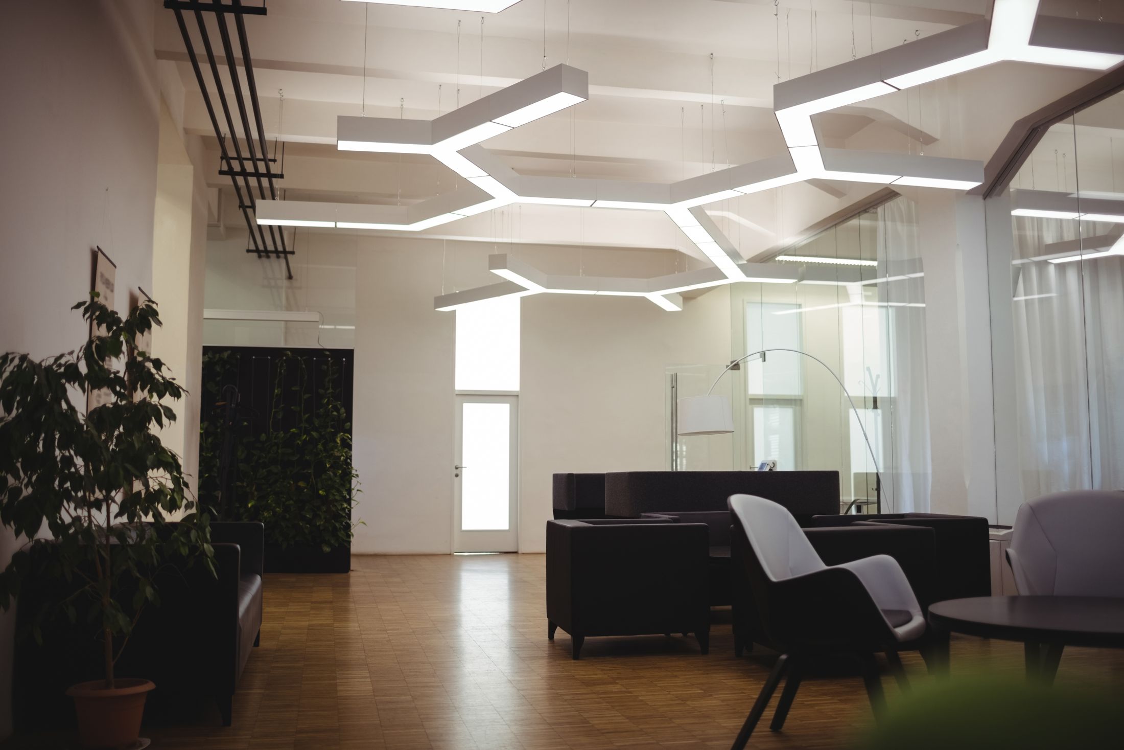 Espacio interior con iluminación lineal
