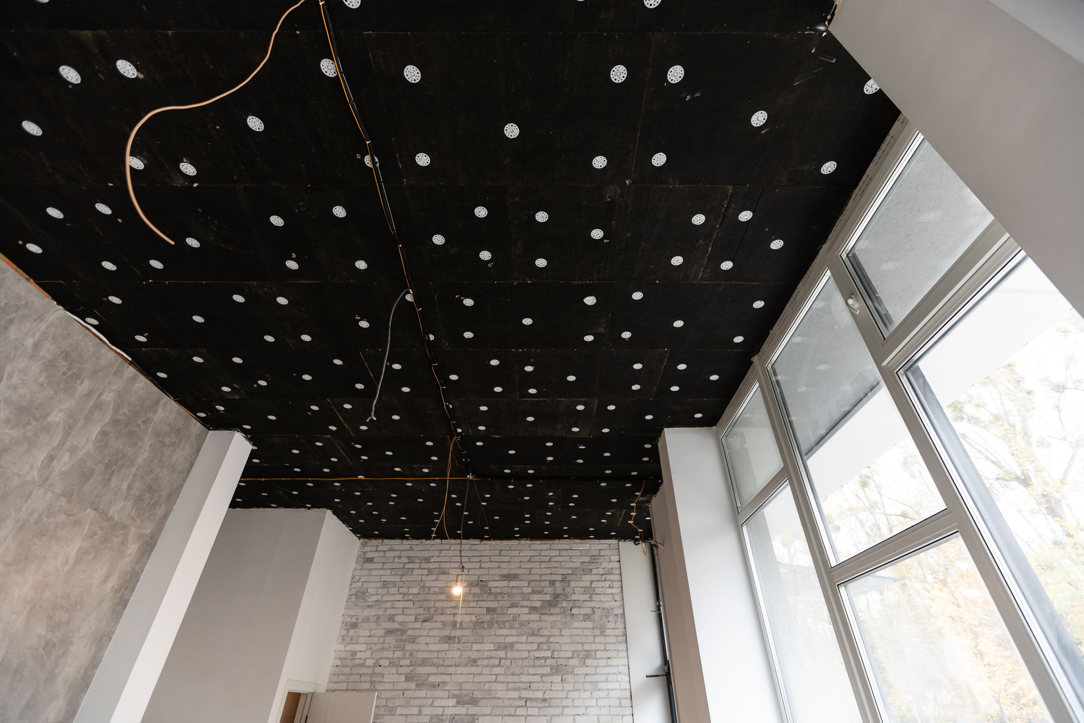 Techo perforado con puntos de luz